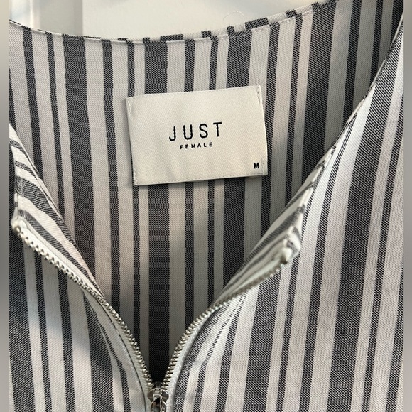 Woman’s top with zipper embellishment - Picture 2 of 3